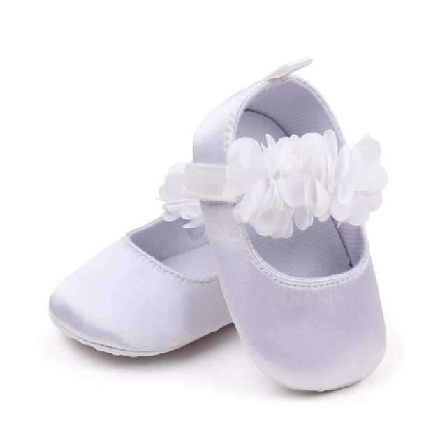 Pantofiori albi satinati cu floricele inserate