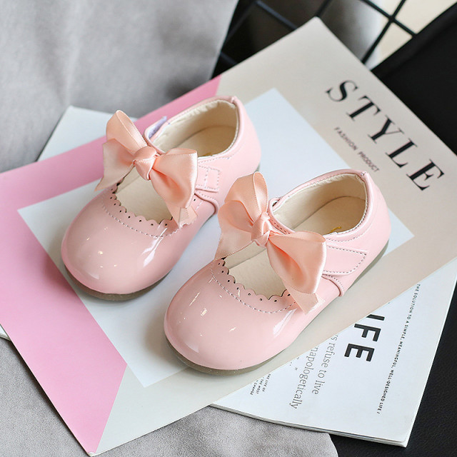 Pantofi roz din lac cu fundita din satin