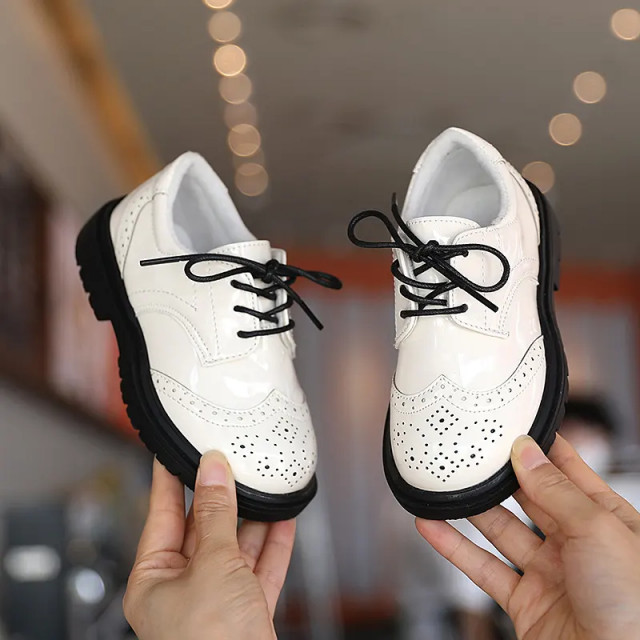 Pantofi albi eleganti, cu sireturi negre