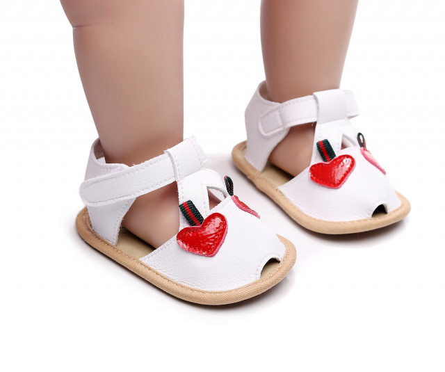 Sandalute albe cu inimioare