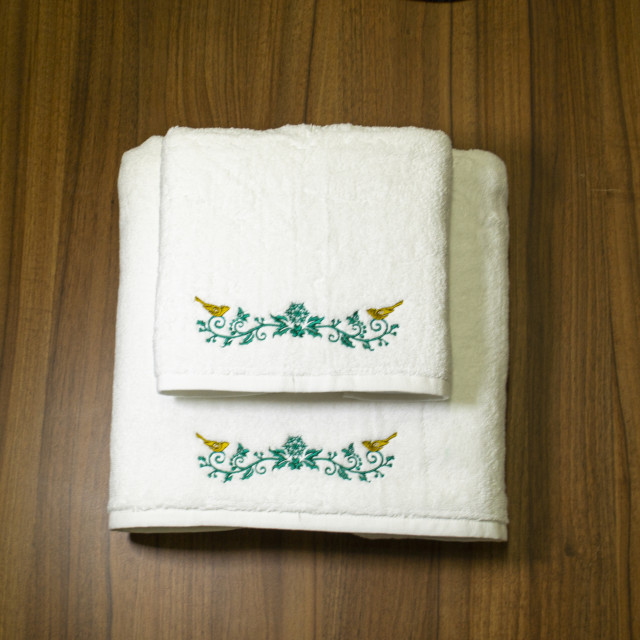 Set 2 Prosoape baie Brodate Alb cu broderie color, Model Craciun 3, bumbac 100%