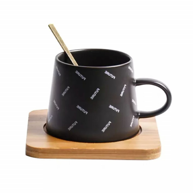 Cana ceramica cu suport din lemn si lingurita pufo future pentru cafea sau ceai, 220 ml, negru