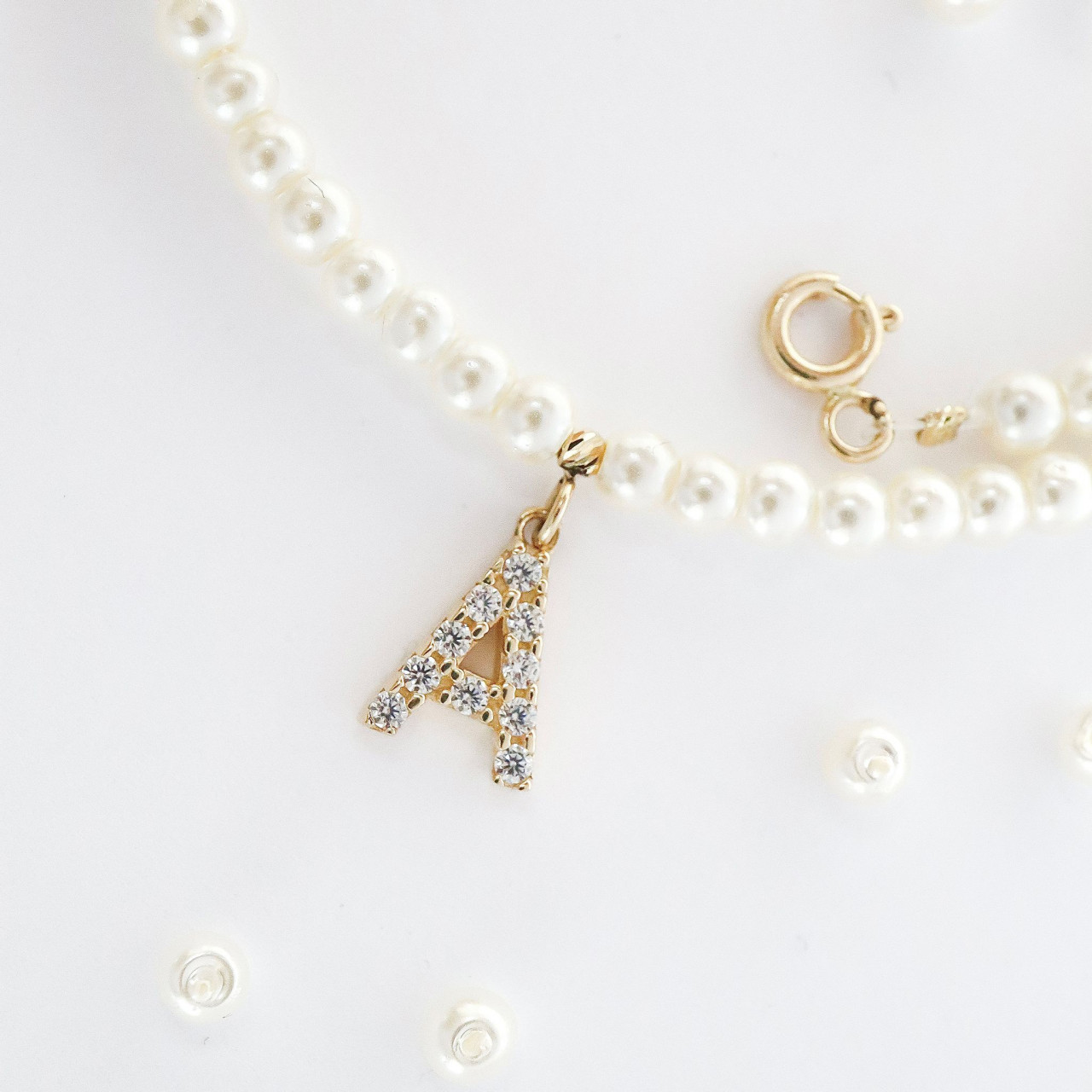vand bijuterii din aur de 9 k Colier cu perle de sticla de 3 mm, inițială din aur pavata cu cristale si închidere din aur (Initiala: K)