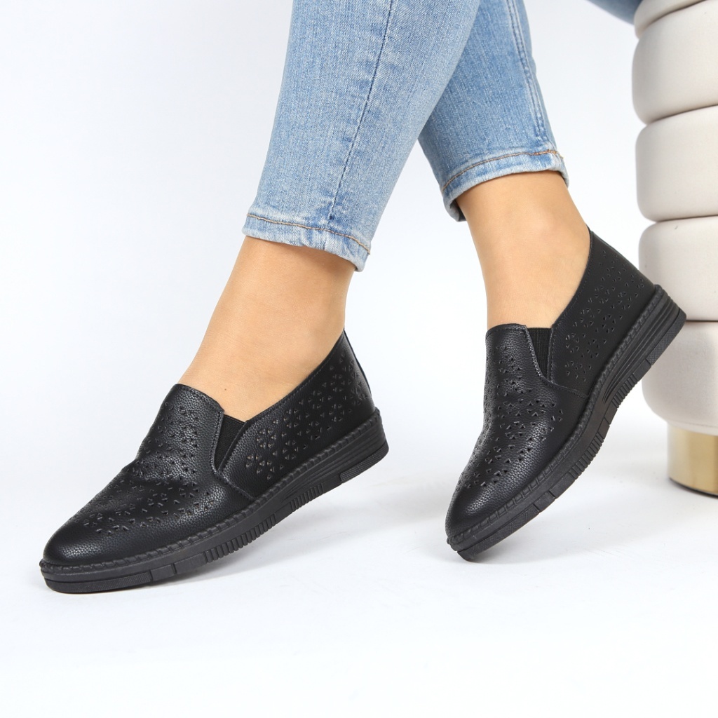 Pantofi negri perforati Tama