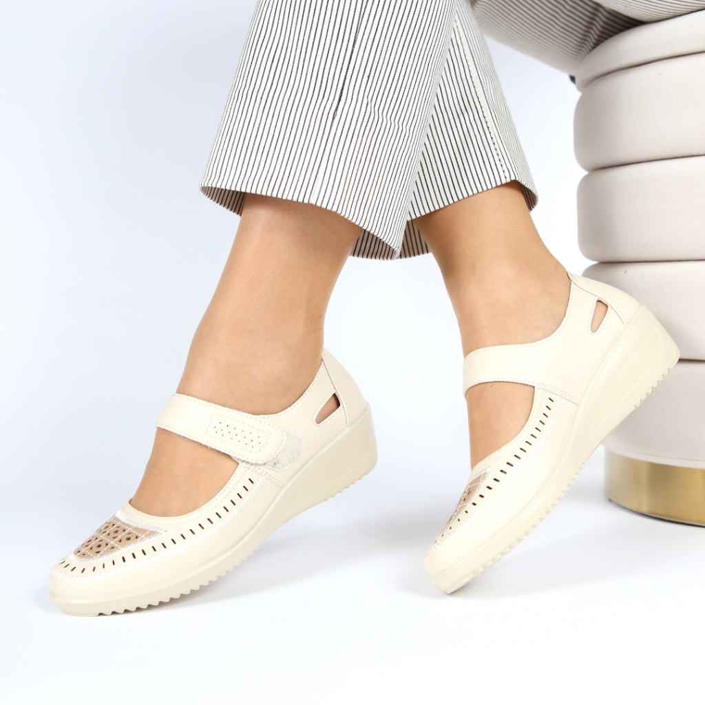 Pantofi crem cu platforma Heldia