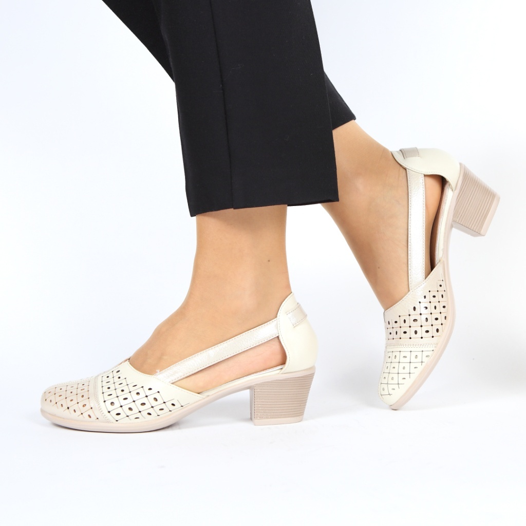 Pantofi crem cu toc Partesa