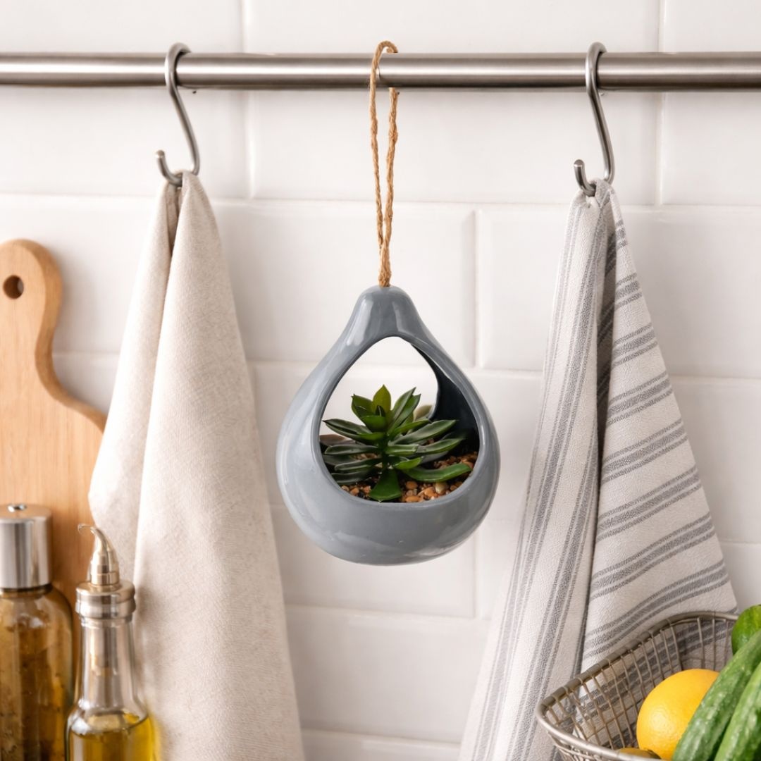 Plantă artificială Suculentă , în suport ceramic gri tip picătură, 14 cm, cu agatatoare din sfoară