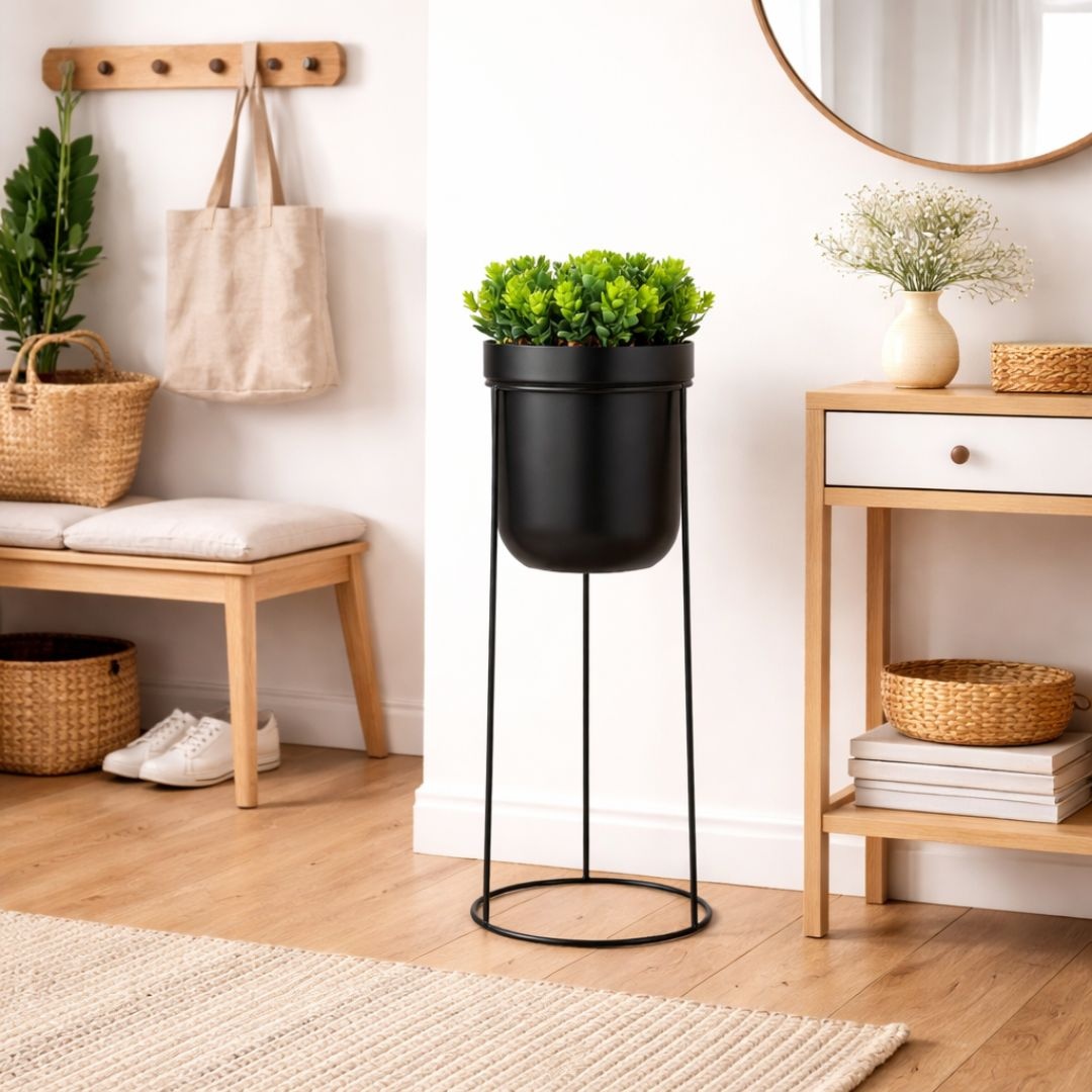 Plantă artificială Buxus 38 cm, în ghiveci cu suport metalic negru, formă cilindrică, design modern