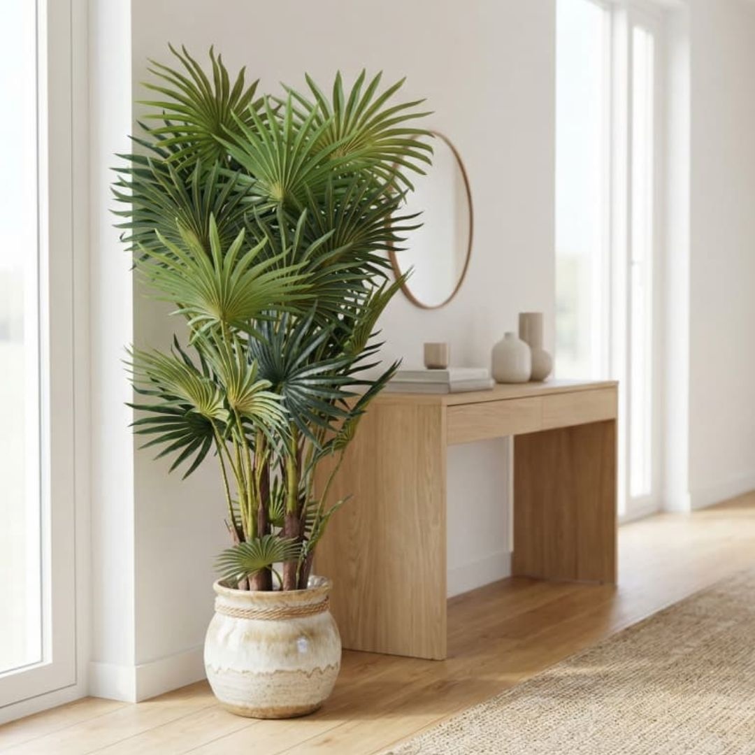 Plantă artificială Palmier 120 cm, bogată în frunze verzi cu detalii realiste și tulpini cu inserții de material natural, ghiveci negru inclus