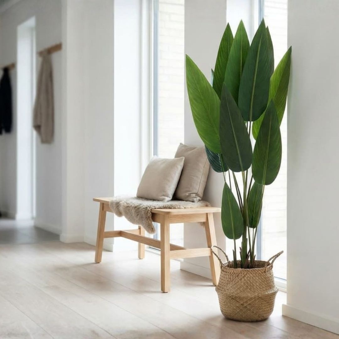Plantă artificială Strelizia 110 cm, cu frunze verzi, lungi și ascuțite, cu detalii realiste, pentru interior, ghiveci negru inclus