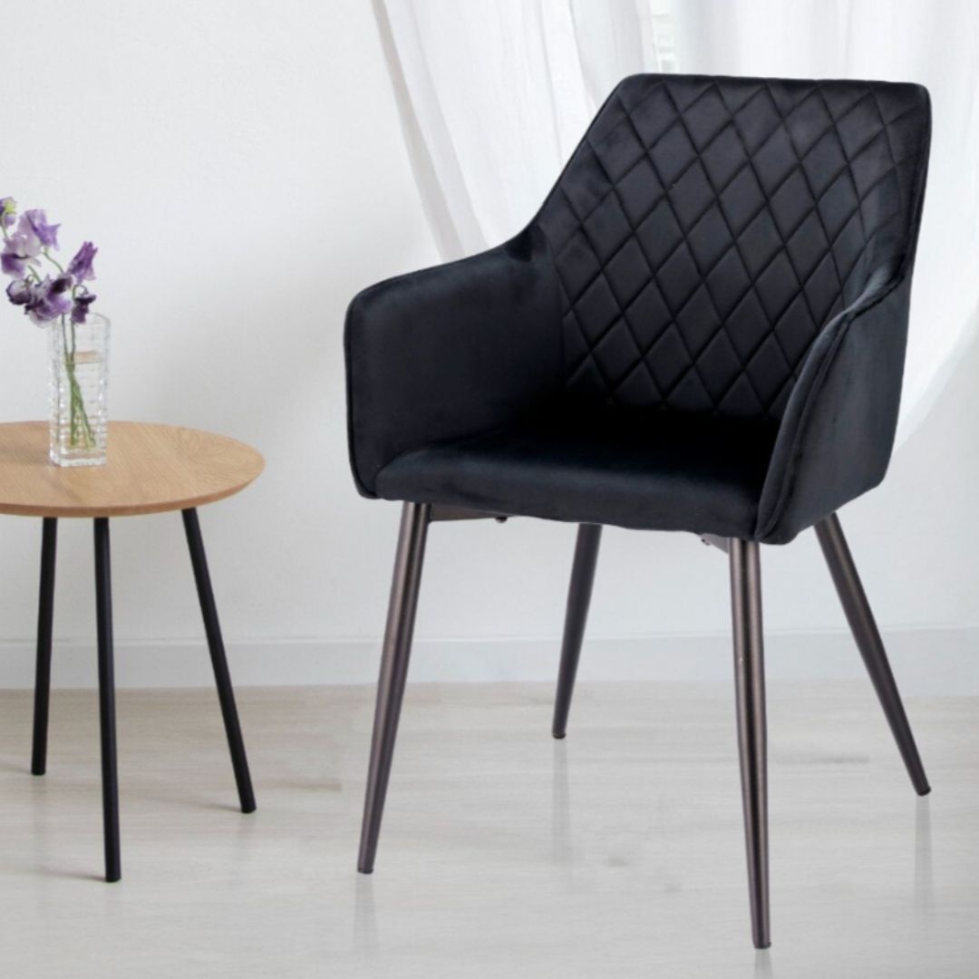 Scaun tapițat din velur negru APIS cu picioare metalice – design modern, confortabil, brand Jumi