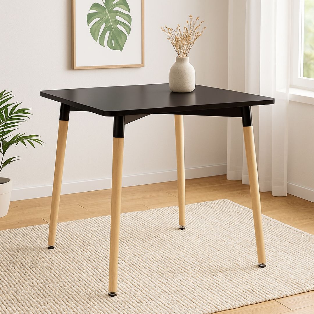 Masă pătrată Jumi, 80x80 cm, blat MDF negru, picioare lemn, stil scandinav