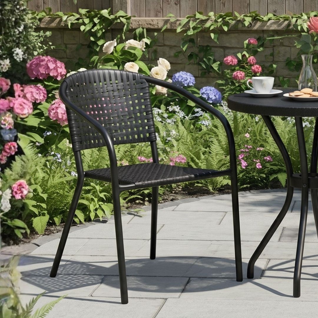 Scaun de grădină negru, cu spătar împletit și cadru metalic, design modern
