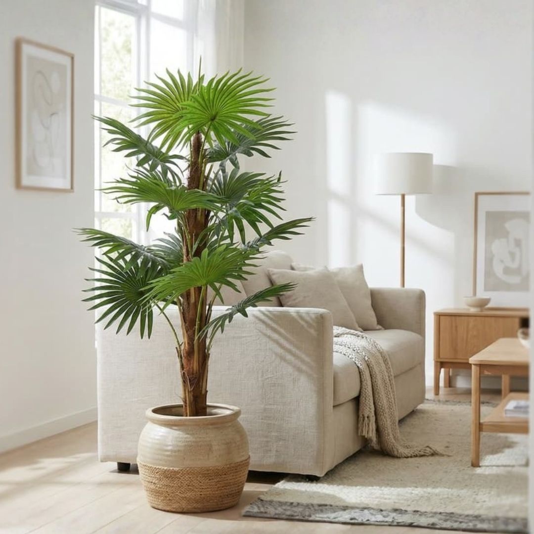 Plantă artificială Palmier 160 cm, bogată în frunze verzi cu detalii realiste, tulpini cu inserții de material natural, ghiveci negru inclus