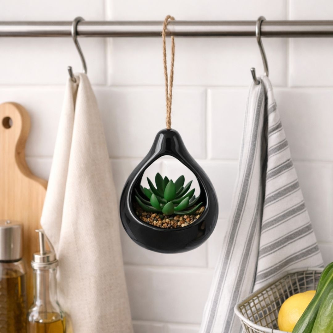 Plantă artificială Suculentă , în suport ceramic negru tip picătură, 14 cm, cu agatatoare din sfoară