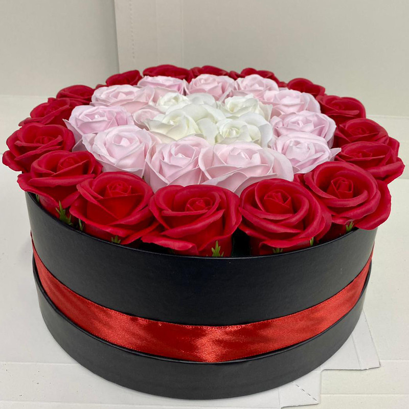 Aranjament floral cu 31 trandafiri sapun in cutie rotunda neagra, rosu (TIP PRODUS: Aranjament floral)