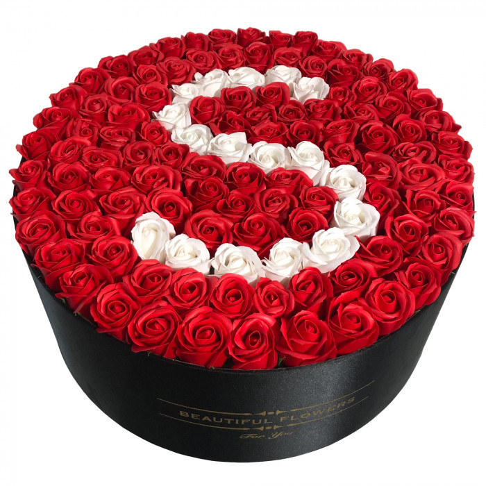Aranjament floral personalizat cu litera S in cutie rotunda neagra cu 135 trandafiri de sapun (LITERA: Litera T)