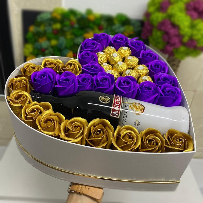 Cadou cutie inima alba cu trandafiri de sapun, Angelli si praline Ferrero Rocher, mov (TIP PRODUS: Aranjament floral)