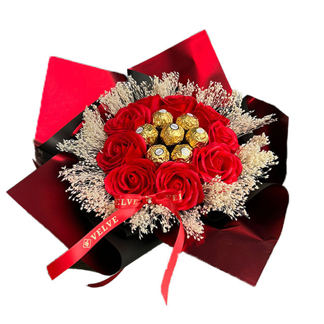 Buchet cadou Delice, cu 7 praline Ferrero, 9 trandafiri de sapun și broom natural criogenat