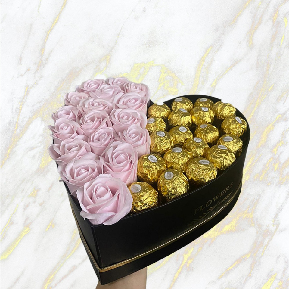 Cadou pentru femei cutie inima neagra cu trandafiri de sapun si praline Ferrero Rocher, roz (TIP PRODUS: Aranjament floral)