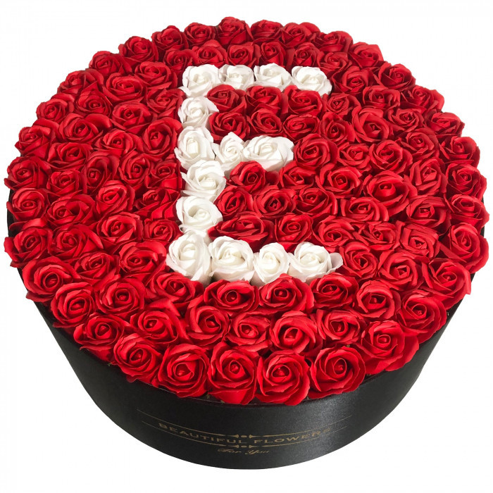 Aranjament floral personalizat cu litera cutie rotunda neagra cu 125 trandafiri de sapun (LITERA: Litera M)
