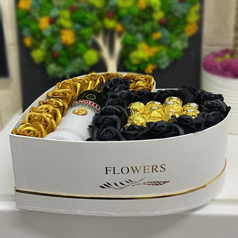 Cadou cutie inima alba cu trandafiri de sapun, Angelli si praline Ferrero Rocher, negru (TIP PRODUS: Aranjament floral)
