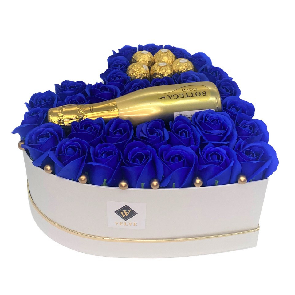 Aranjament floral Opulence, cutie inima cu trandafiri de sapun albastri si Prosecco Bottega Gold si praline Ferrero Rocher (TIP PRODUS: Aranjament floral)