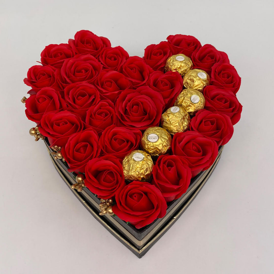 Aranjament floral Serenity Red, cutie inima cu trandafiri de sapun si bomboane Ferrero Rocher, rosu (TIP PRODUS: Aranjament floral)