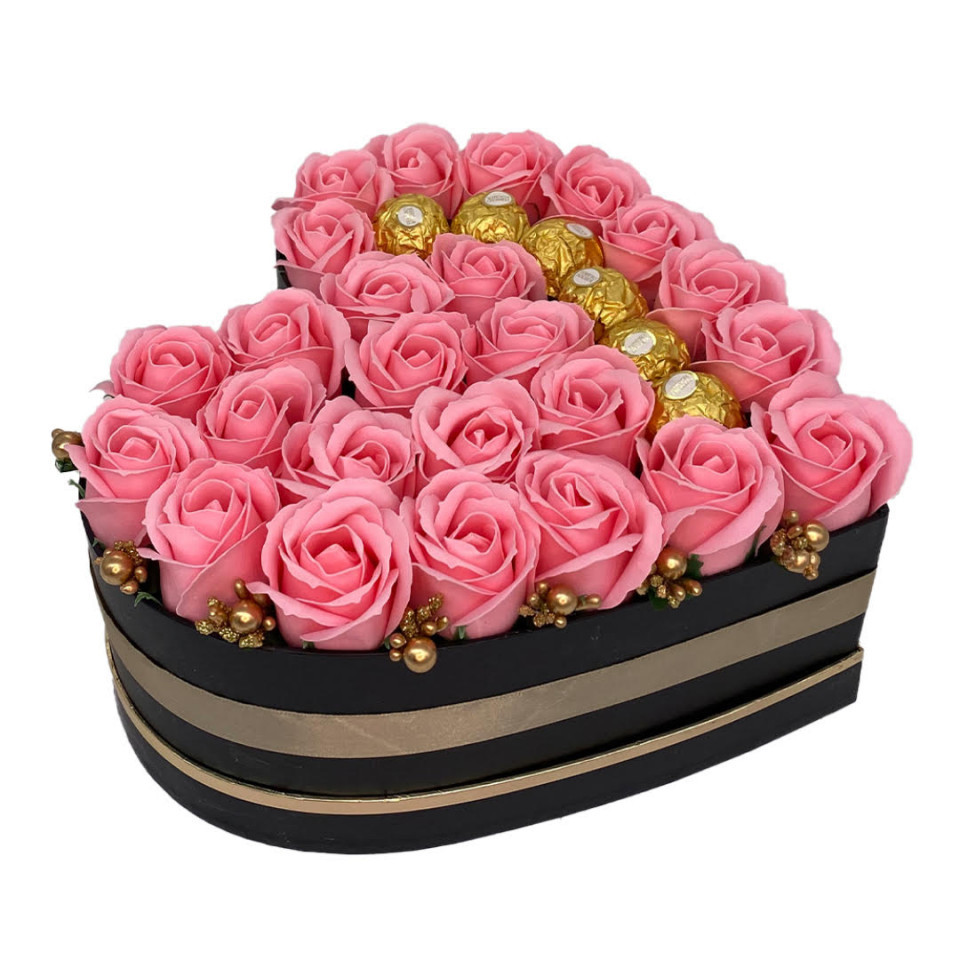 Aranjament floral Serenity Red, cutie inima cu trandafiri de sapun si bomboane Ferrero Rocher, roz (TIP PRODUS: Aranjament floral)