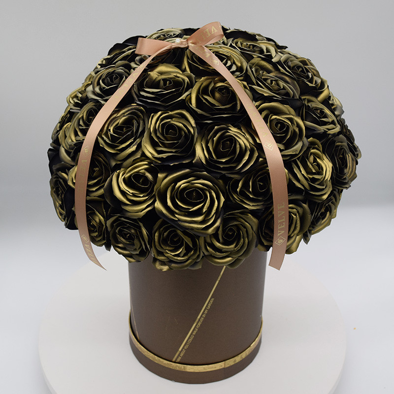Aranjament floral Wonderful in cutie inalta glame , cu 67 de trandafiri din sapun in doua nuante, negru/auriu
