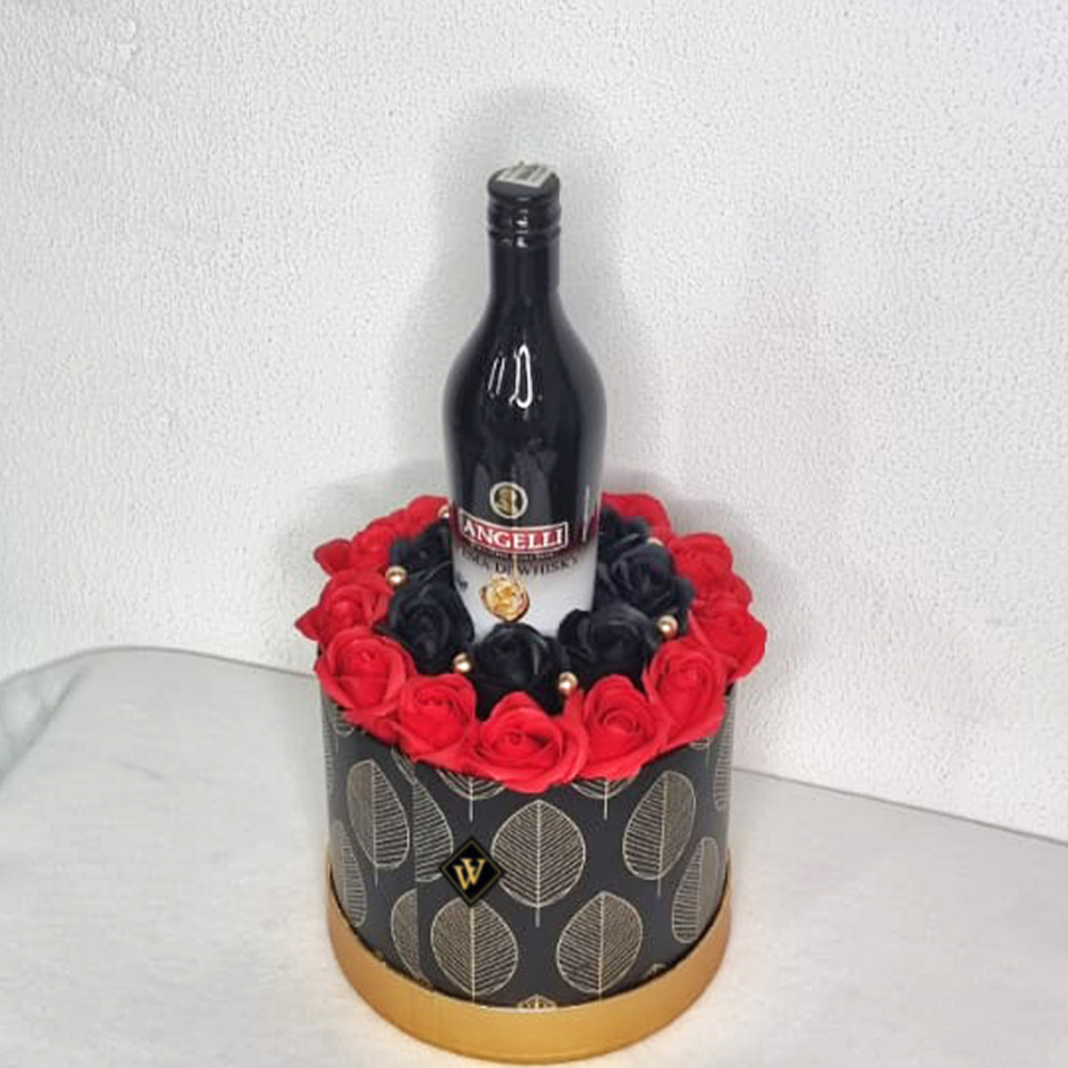 Cadou Golden Black Gift Aranjament floral in cutie rotunda cu trandafiri de sapun si Angeli crema de whisky (TIP PRODUS: Aranjament floral)