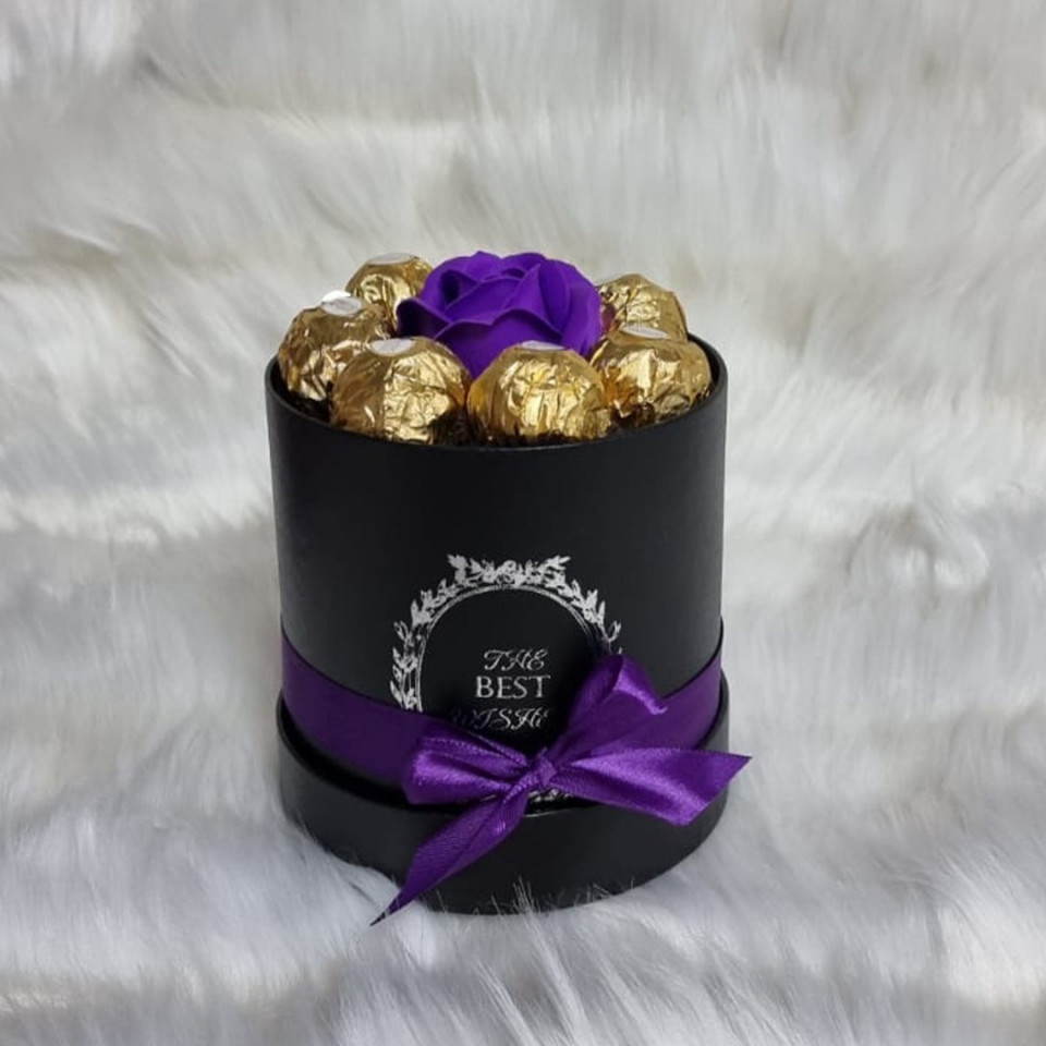 Cutie cadou Sweet Flower cu trandafir de sapun si praline Ferrero Rocher, mov (TIP PRODUS: Aranjament floral)