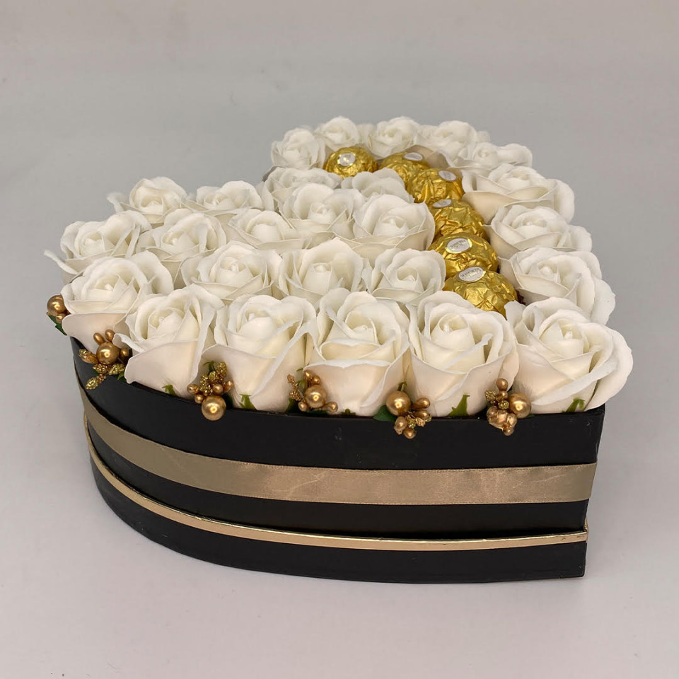 Aranjament floral Serenity Red, cutie inima cu trandafiri de sapun si bomboane Ferrero Rocher, alb (TIP PRODUS: Aranjament floral)