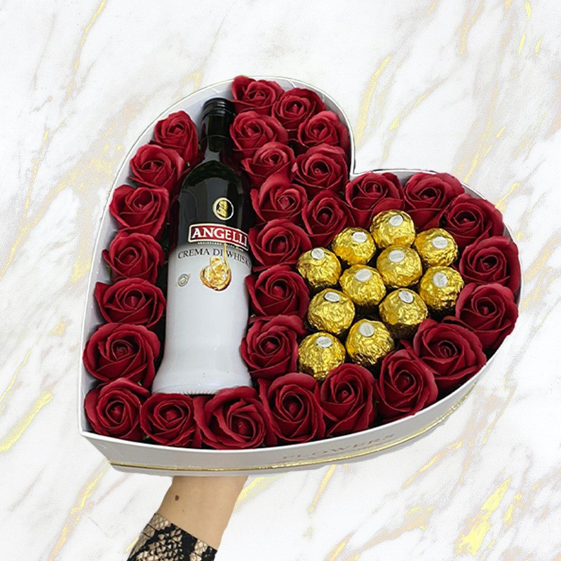 Cadou cutie inima alba cu trandafiri de sapun, Angelli si praline Ferrero Rocher, rosu (TIP PRODUS: Aranjament floral)