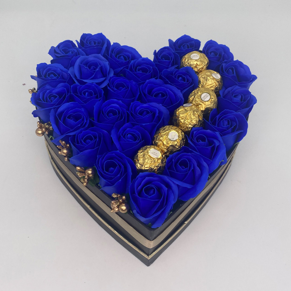 Aranjament floral Serenity Red, cutie inima cu trandafiri de sapun si bomboane Ferrero Rocher, albastru (TIP PRODUS: Aranjament floral)