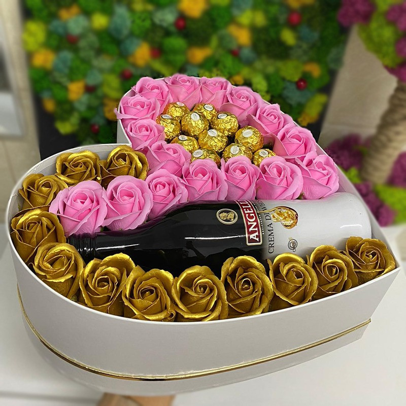 Cadou cutie inima alba cu trandafiri de sapun, Angelli si praline Ferrero Rocher, roz (TIP PRODUS: Aranjament floral)