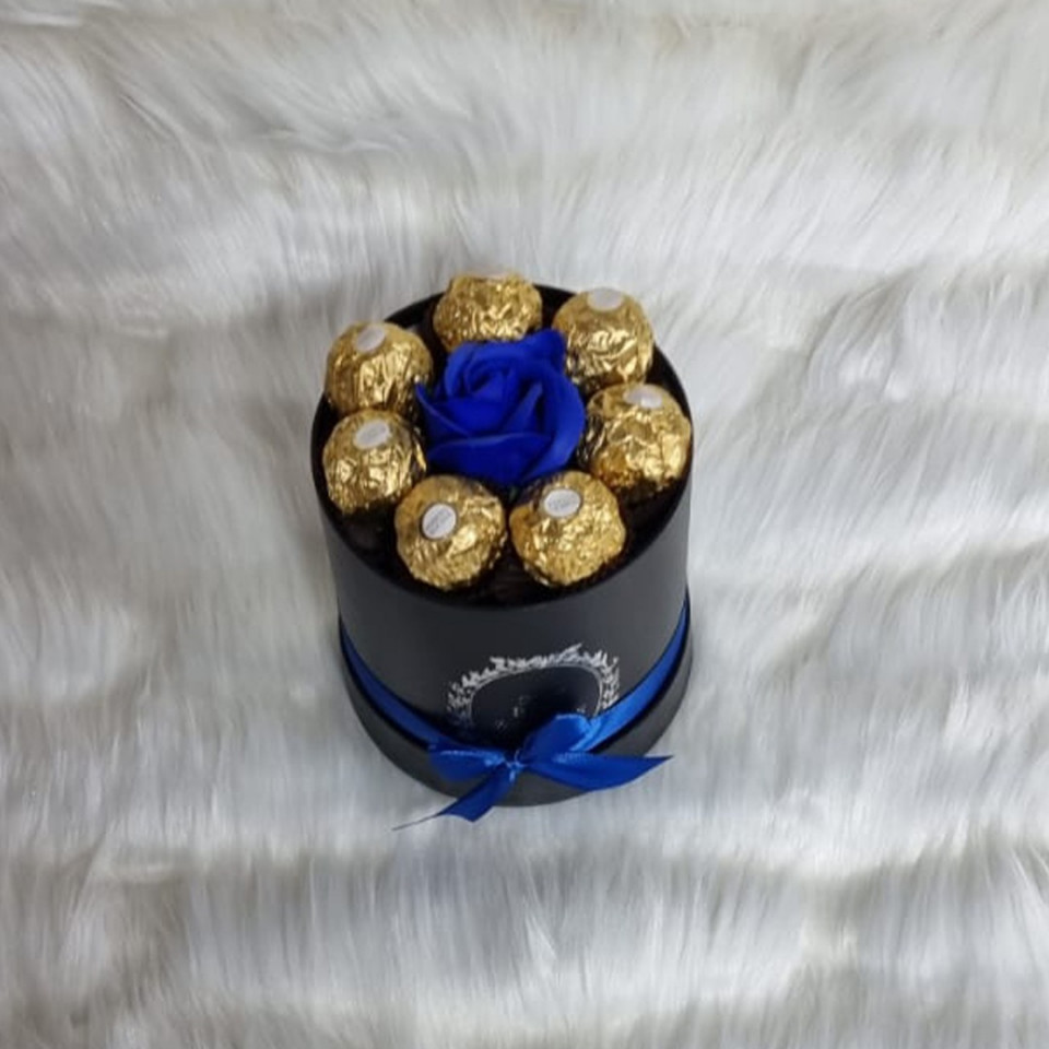 Cutie cadou Sweet Flower cu trandafir de sapun si praline Ferrero Rocher, albastru (TIP PRODUS: Aranjament floral)