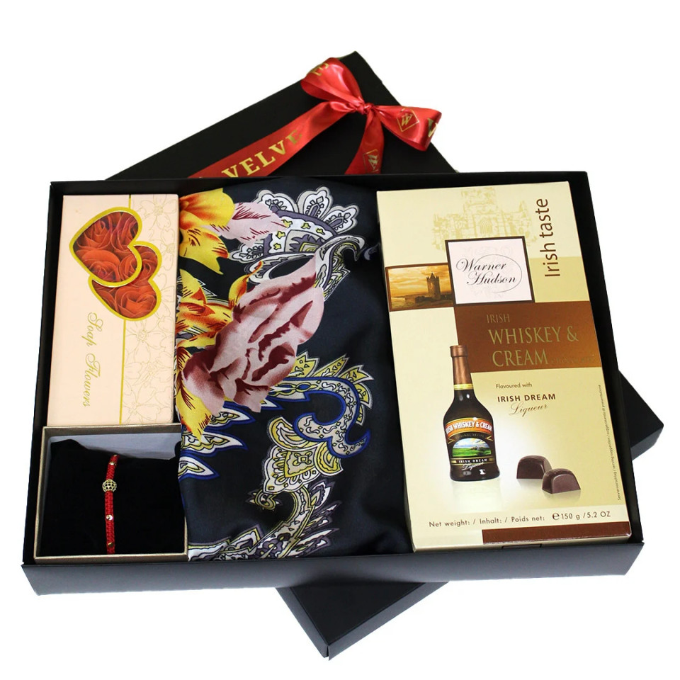 Pachet cadou pentru femei Irish Dream, cu esarfa, bratara martisor, set 10 trandafiri de sapun si cutie cu bomboane de ciocolata cu umplutura de Whiskey Cream irlandez 150g, ambalate in cutie cadou, Negru