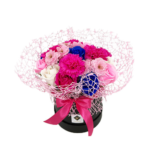 Aranjament floral Ametist cu flori de sapun, in cutie rotunda neagra, accesorizata cu funda si plasa sizal, roz (TIP PRODUS: Aranjament floral)