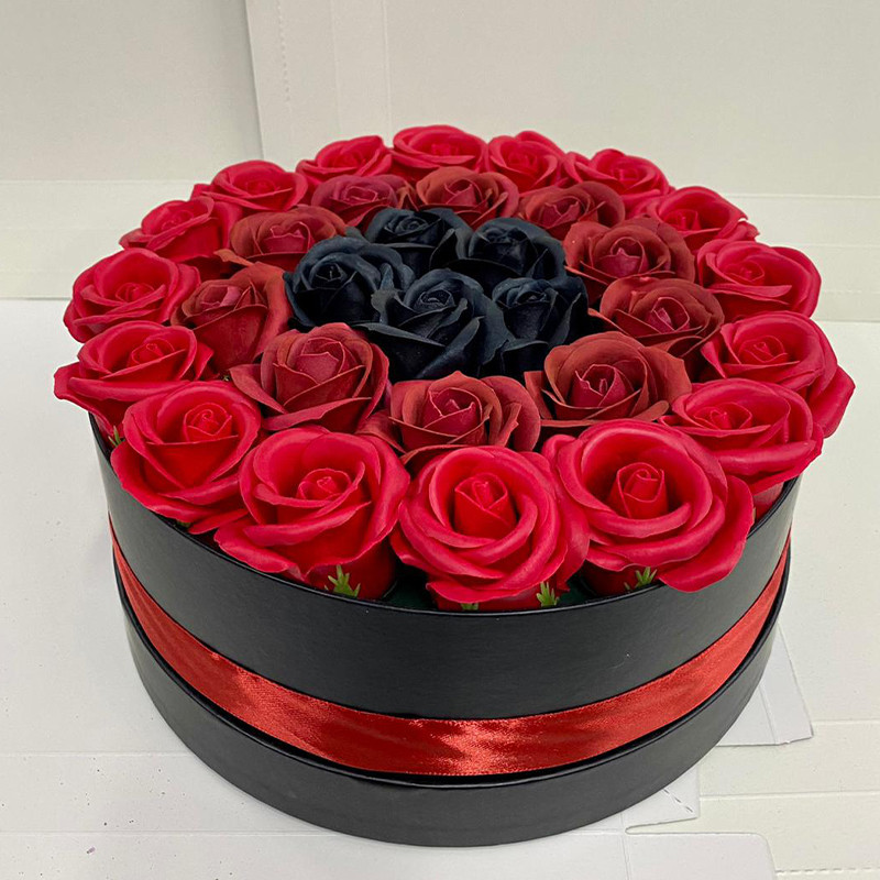 Aranjament floral cu 31 trandafiri sapun in cutie rotunda neagra, bordo (TIP PRODUS: Aranjament floral)