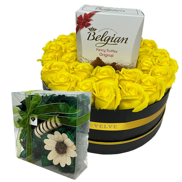 Aranjament floral in cutie rotunda, cu trandafiri din sapun, Trufe Belgian si Flori uscate parfumate, galben