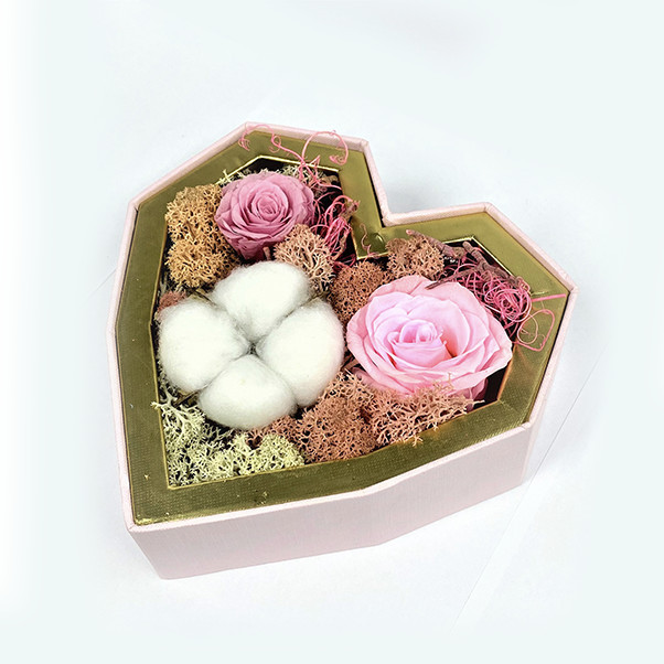 Aranjament Floral Special 6 cu flori criogenate pe pat de muschi cret si licheni naturali stabilizati (CULOARE: roz)