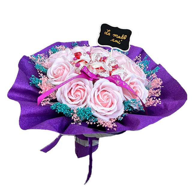 Buchet cadou Delice, cu pancarta si text "La multi ani!" cu 8 praline Raffaello, 9 trandafiri de sapun, broom natural criogenat