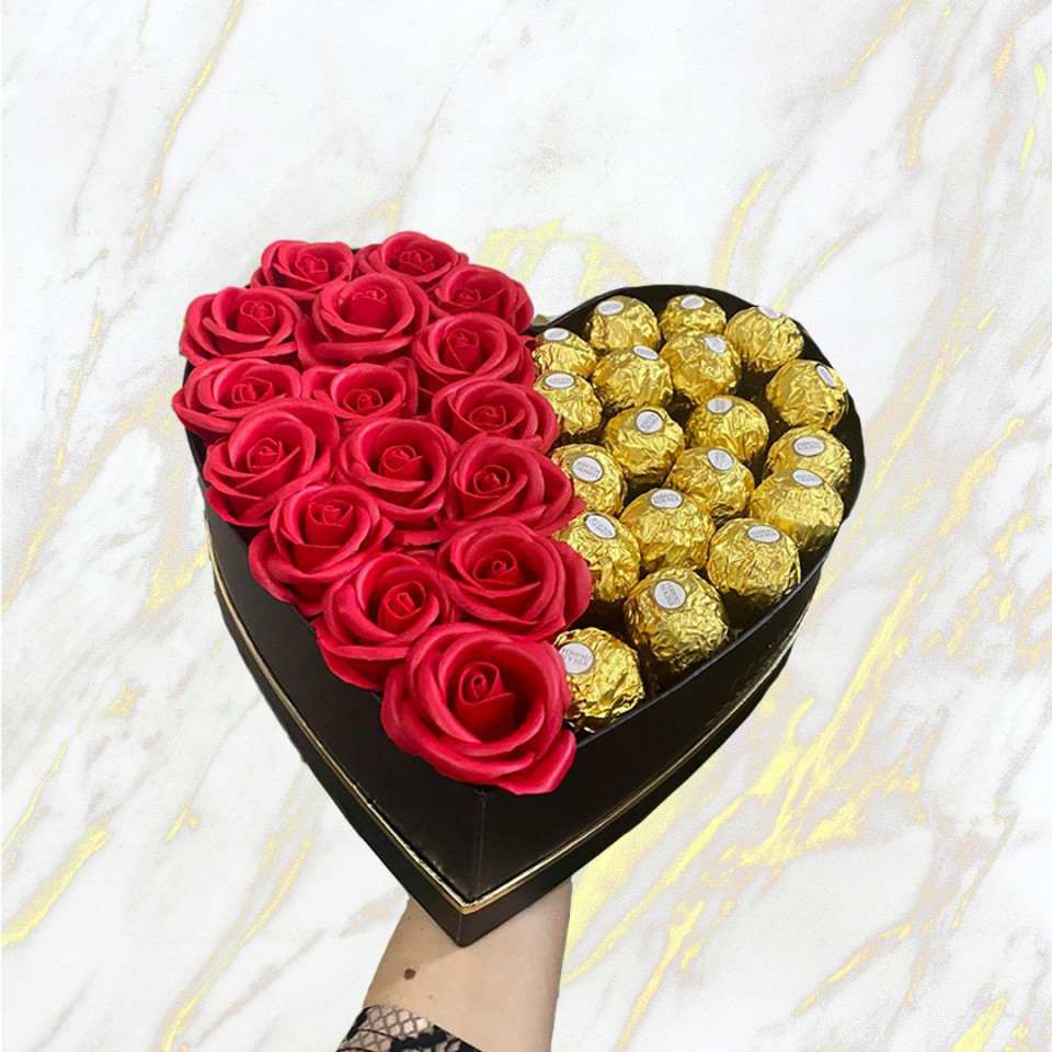 Cadou pentru femei cutie inima neagra cu trandafiri de sapun si praline Ferrero Rocher, rosu (TIP PRODUS: Aranjament floral)