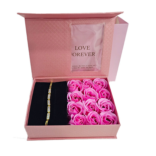 Set cadou Cutie Love Forever roz, trandafiri roz din sapun si bratara fashion