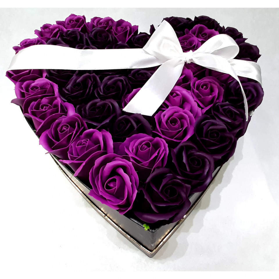 Aranjament floral inima cu trandafiri de sapun Special L, mov/negru (TIP PRODUS: Aranjament floral)