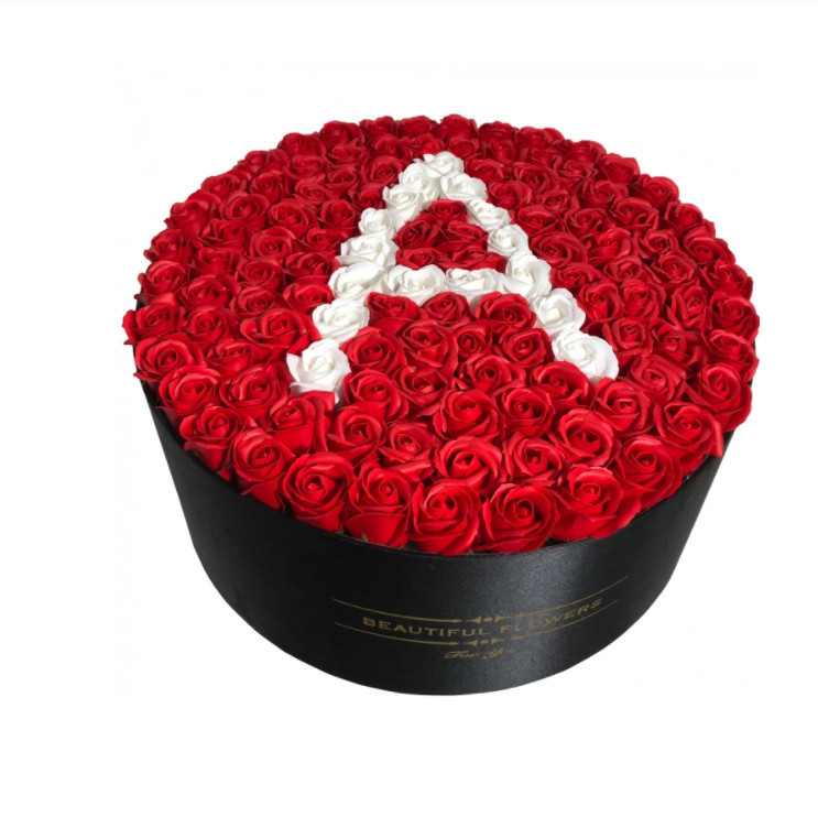 Aranjament floral personalizat cu litera cutie rotunda neagra cu 101 trandafiri de sapun (LITERA: Litera W)