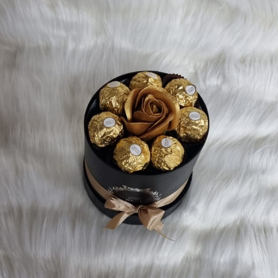 Cutie cadou Sweet Flower cu trandafir de sapun si praline Ferrero Rocher, auriu (TIP PRODUS: Aranjament floral)