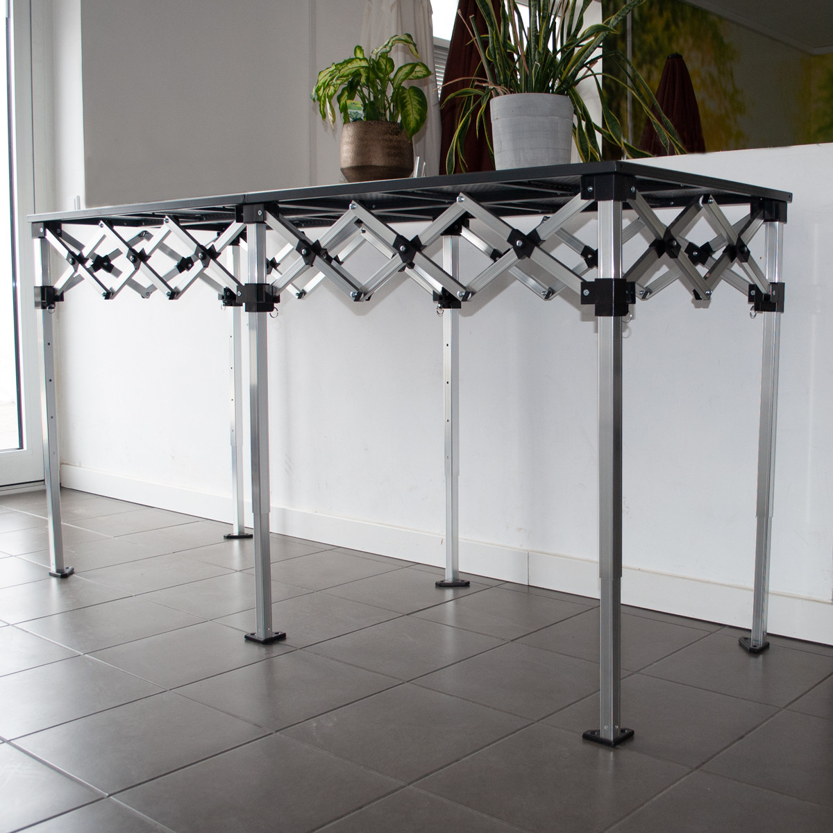 Masa - pult de prezentare pliabil - tip acordeon - inaltime reglabila 85-110 cm - aluminiu, cu blat metalic - dimensiune blat 285x70 cm - max 100Kg