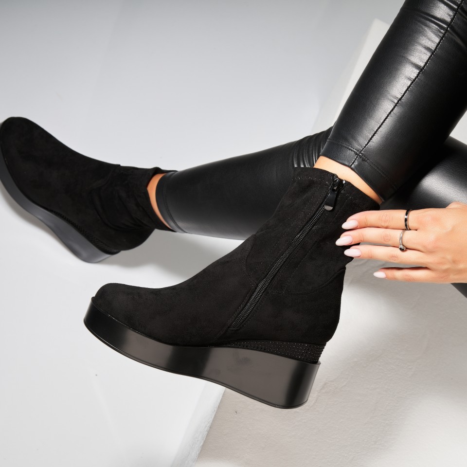 Poze Ghete Dama Imblanite Negre din Piele Ecologica Intoarsa Rayna